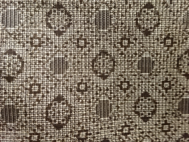 アンティーク　斜め格子に抽象模様織り出し本場泥大島紬着物(割り込み絣)